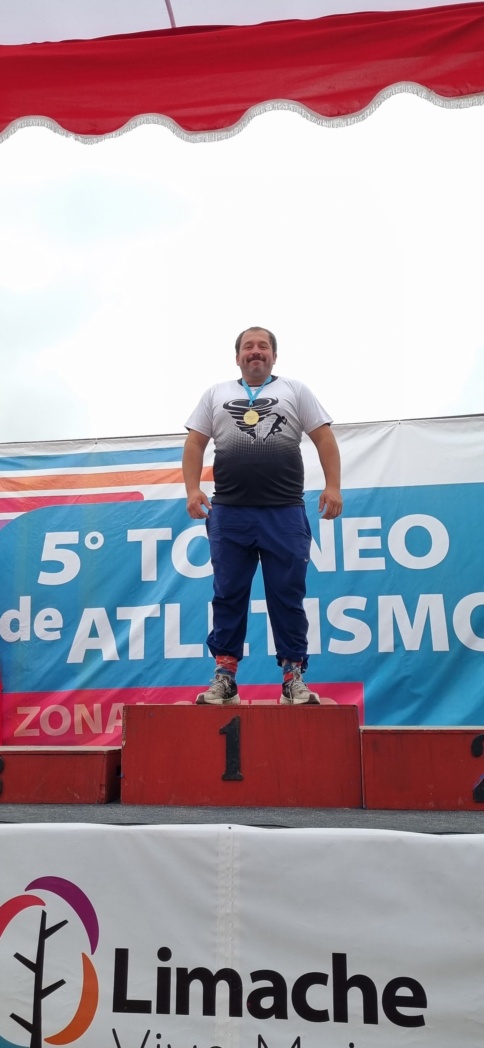 Atleta de Tornado Runners en el primer lugar del podio